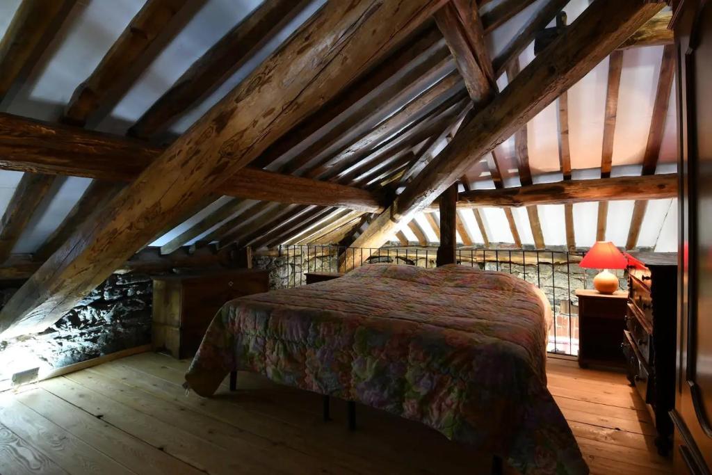 una camera da letto con letto in mansarda di Il Rustico a Ronco Canavese