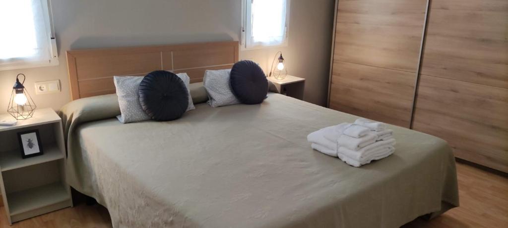 1 dormitorio con 1 cama con toallas en Los Balcones de Laurel, en Logroño