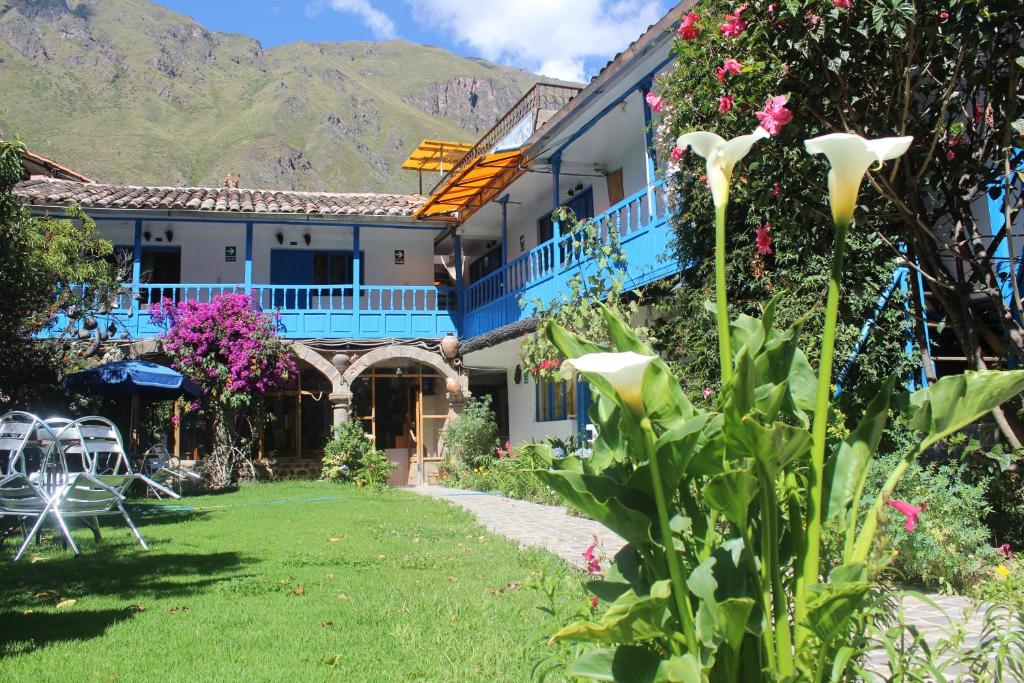 widok na dom z ogrodu w obiekcie Las Portadas w mieście Ollantaytambo