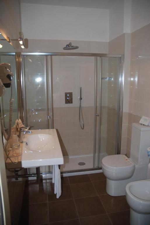 A bathroom at Hotel Continental Brescia
