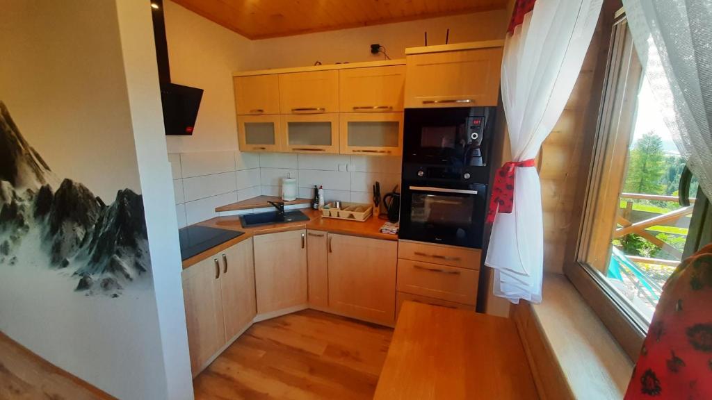 Kuchyňa alebo kuchynka v ubytovaní Podhalańskie Domki u Magdusi i Marcina z Jacuzzi