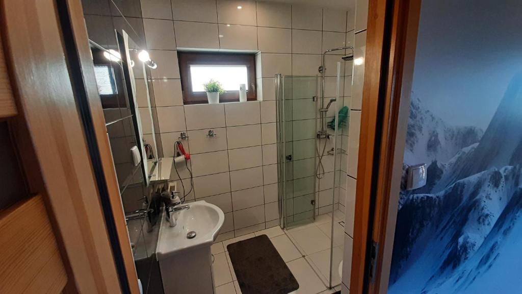 Kúpeľňa v ubytovaní Podhalańskie Domki u Magdusi i Marcina z Jacuzzi