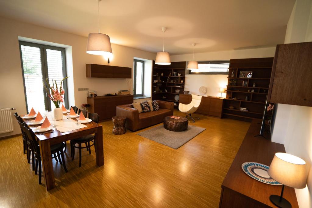 Posezení v ubytování Black Field Apartment
