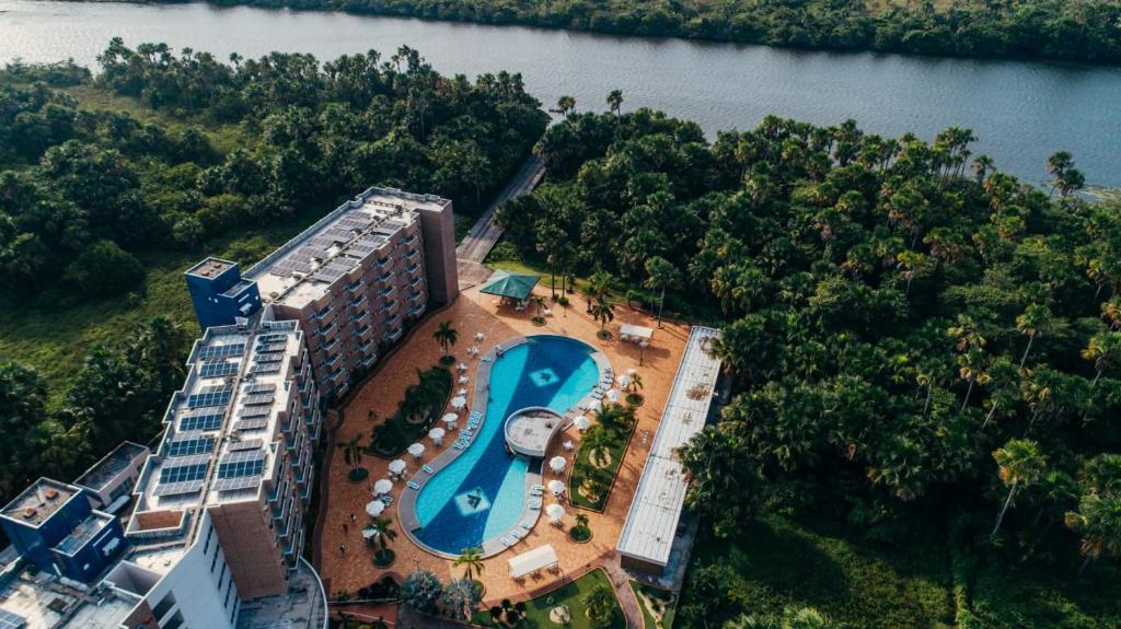 uma vista aérea de um resort com uma piscina em Grand Lençóis Flat em Barreirinhas