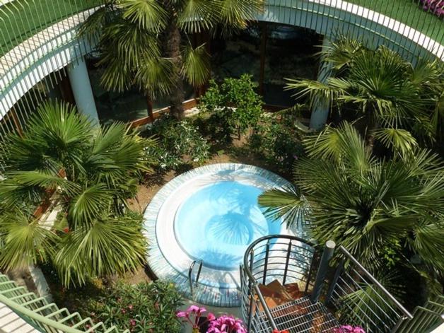 Bazén v ubytování Hotel Alexander nebo v jeho okolí