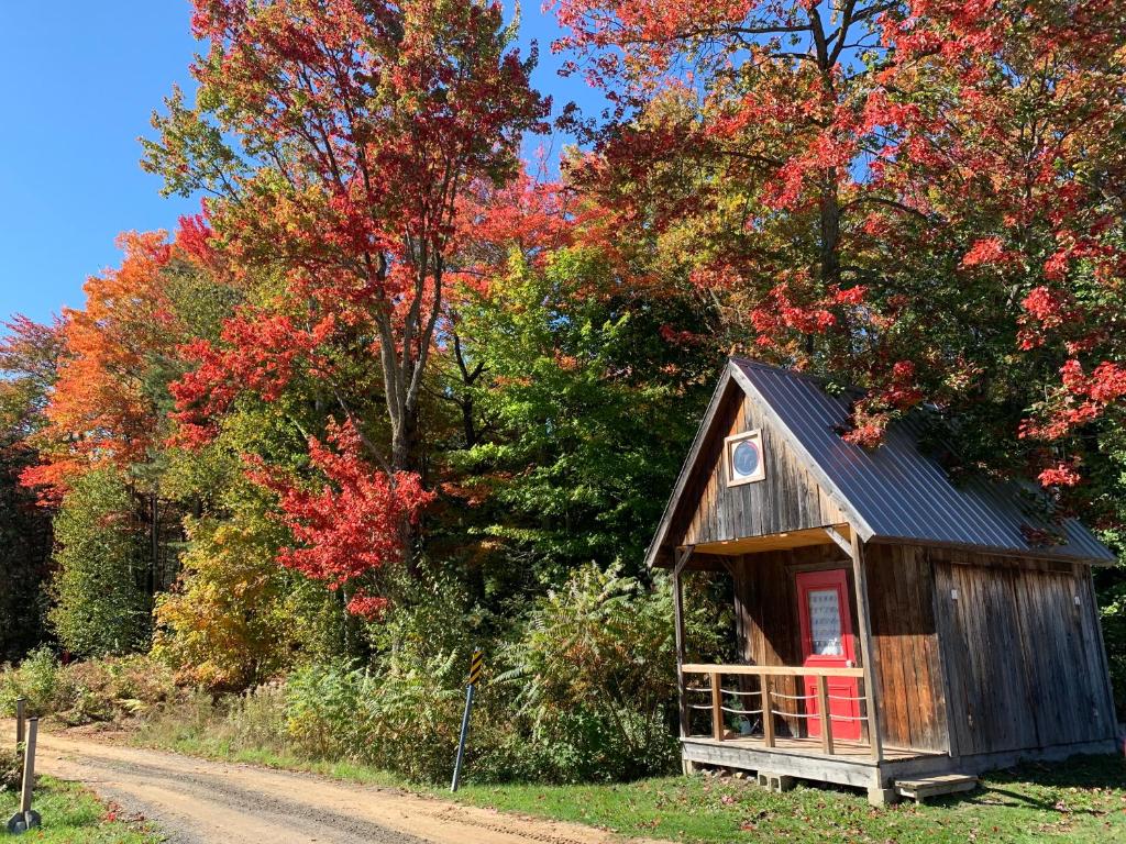 una piccola cabina sul lato di una strada di Centre aéro-récréatif ULM Québec (camping) a Berthierville