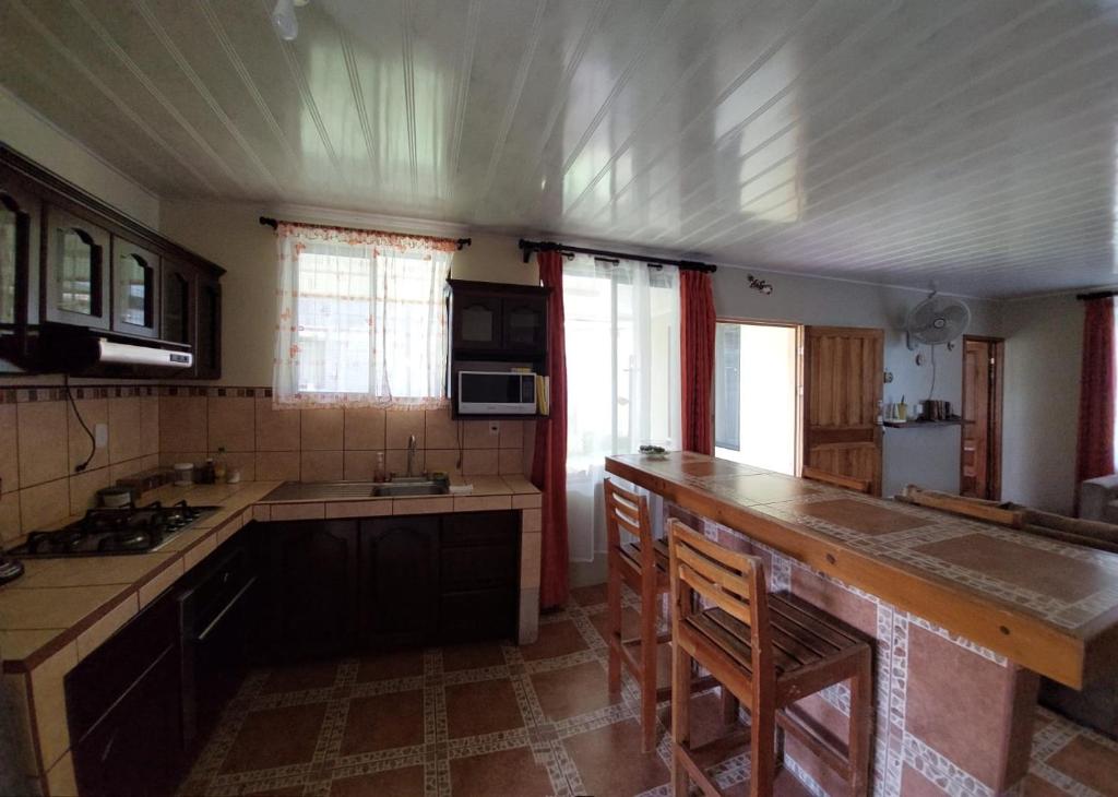 Kuchyň nebo kuchyňský kout v ubytování Casa THIREMA Tortuguero