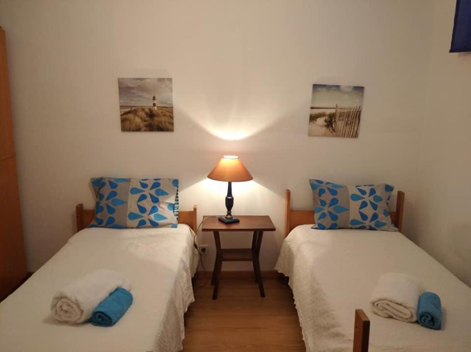 una habitación con dos camas y una mesa con lámpara en Estevas de Monsaraz, en Monsaraz