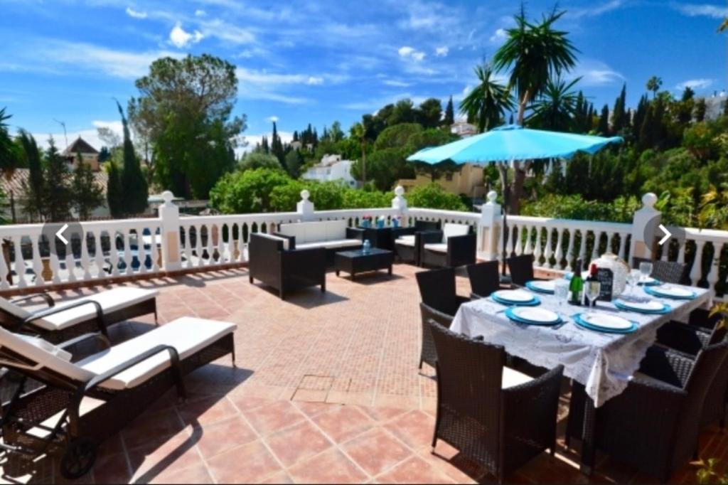 Balkón nebo terasa v ubytování Delightful 5 Bed Villa in Fuengirola costa del sol