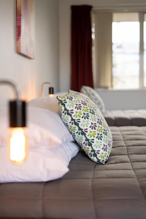 Postel nebo postele na pokoji v ubytování Alexandra Heights Motel