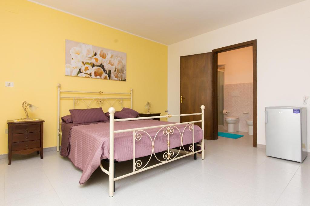 スペッキアにあるB&B La Casa nel Borgoのベッドルーム1室(ピンクのベッドカバー付)