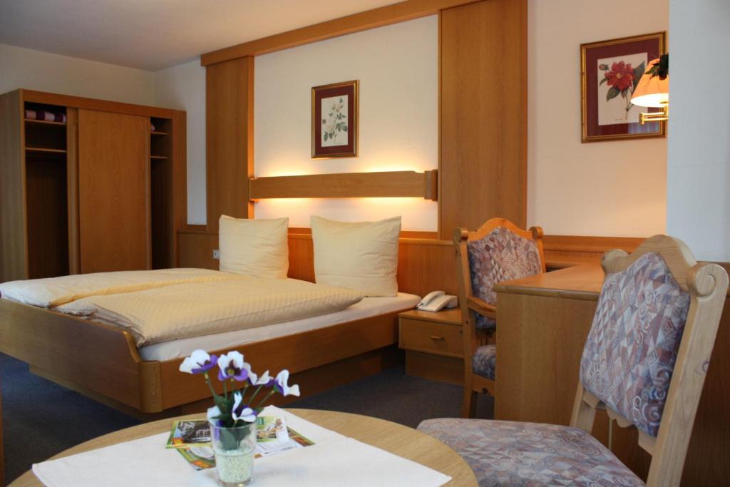 Postel nebo postele na pokoji v ubytování Hotel Königsseer Hof