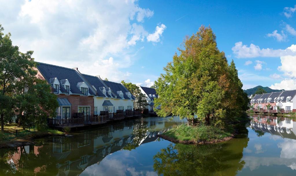 un río en una ciudad con casas y árboles en Forest Villa Huis Ten Bosch, en Sasebo