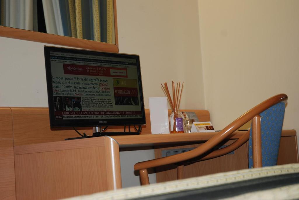 A television and/or entertainment centre at Hotel Continental Brescia