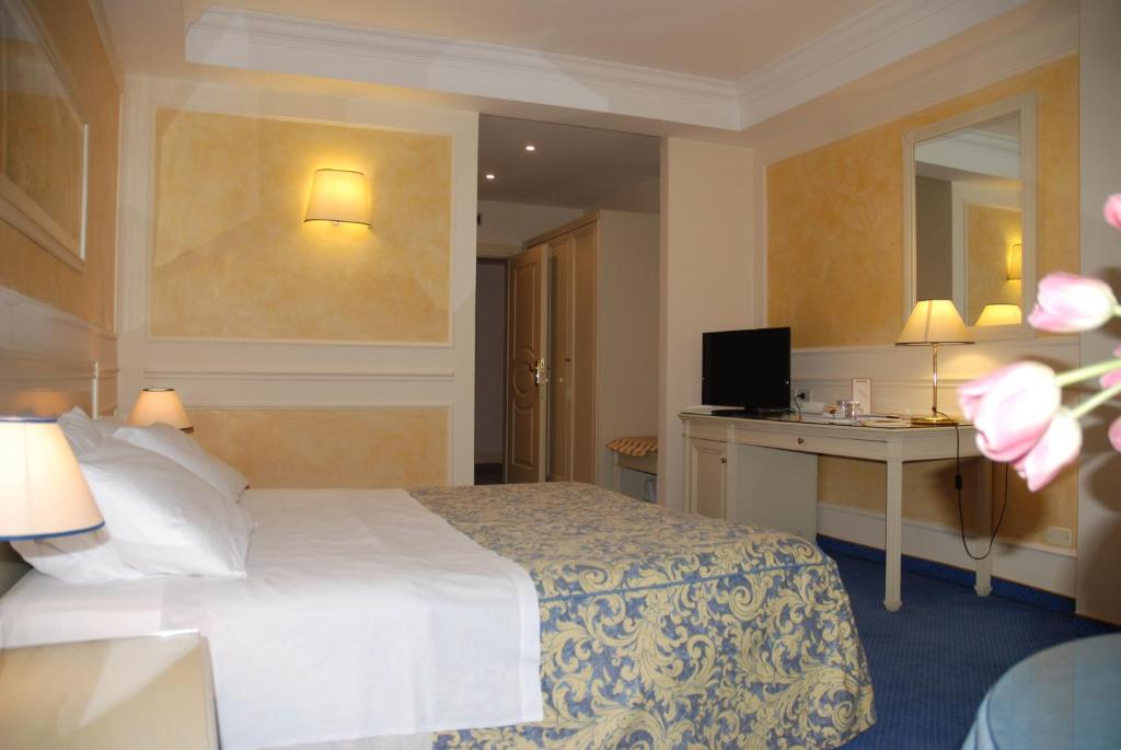 A television and/or entertainment centre at Hotel Continental Brescia