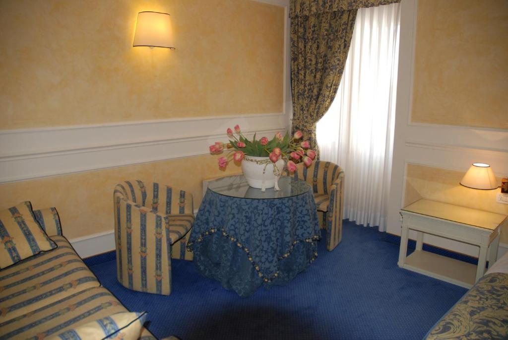 A seating area at Hotel Continental Brescia