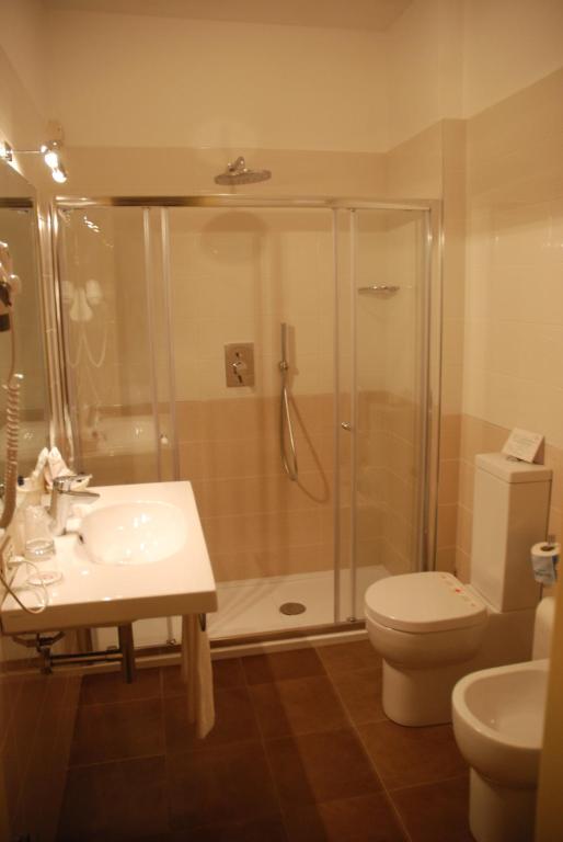 A bathroom at Hotel Continental Brescia