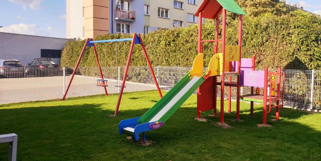 Plac zabaw dla dzieci w obiekcie Hotel Lazur SPA & Conference