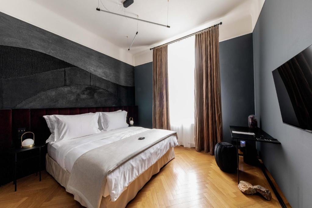 Ein Bett oder Betten in einem Zimmer der Unterkunft Zola Hotel - Palais de Bohème Adults Only