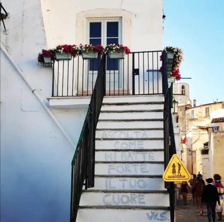 un escalier avec un panneau indiquant que l'on ne peut pas se rendre au séisme dans l'établissement Casa Isabella, à Monte SantʼAngelo