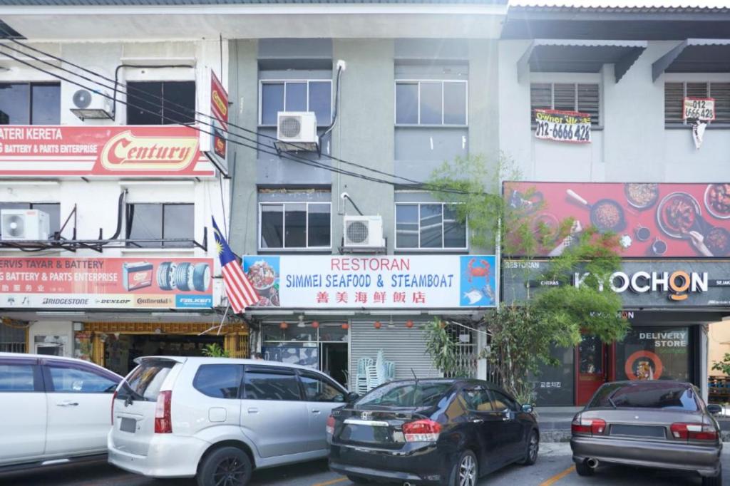 uma rua da cidade com carros estacionados em frente aos edifícios em TheKatil Kuala Lumpur em Kuala Lumpur