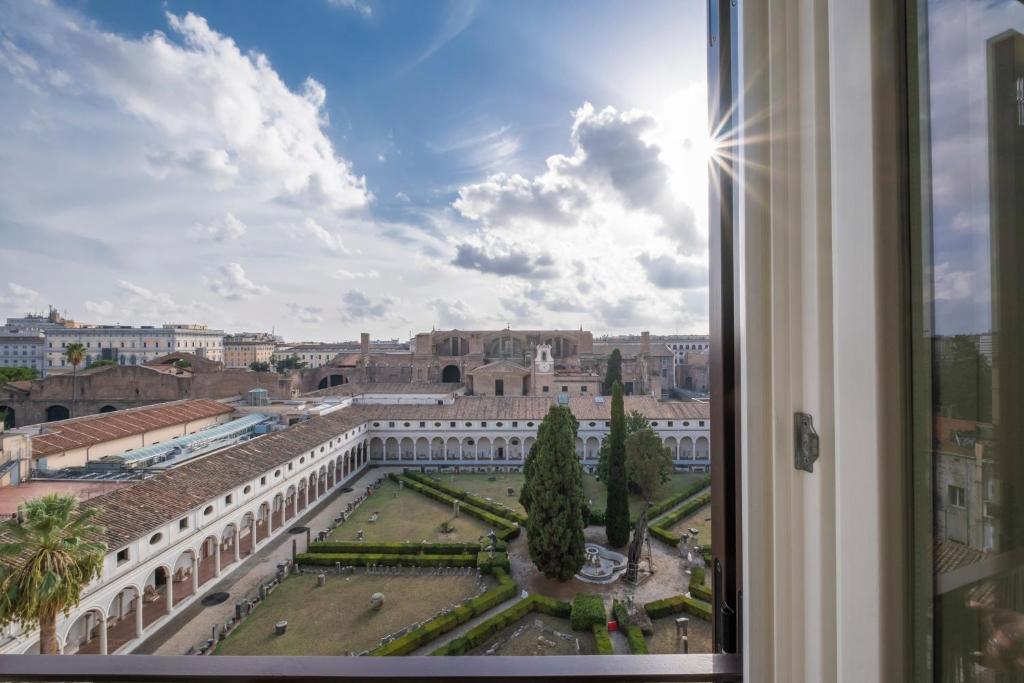 Nespecifikovaný výhled na destinaci Řím nebo výhled na město při pohledu z hotelu