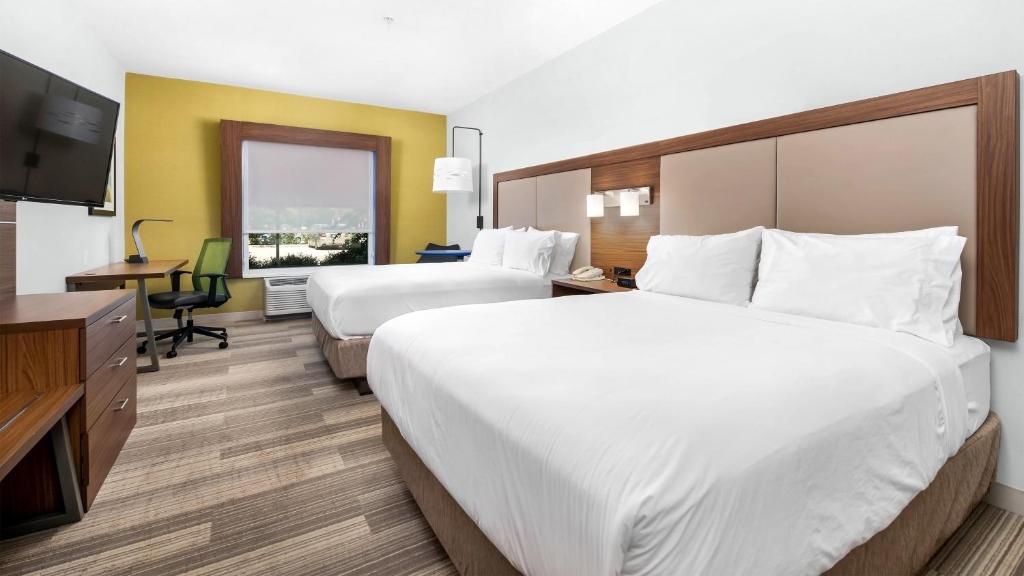 Postel nebo postele na pokoji v ubytování Holiday Inn Express Hotel and Suites Conroe by IHG