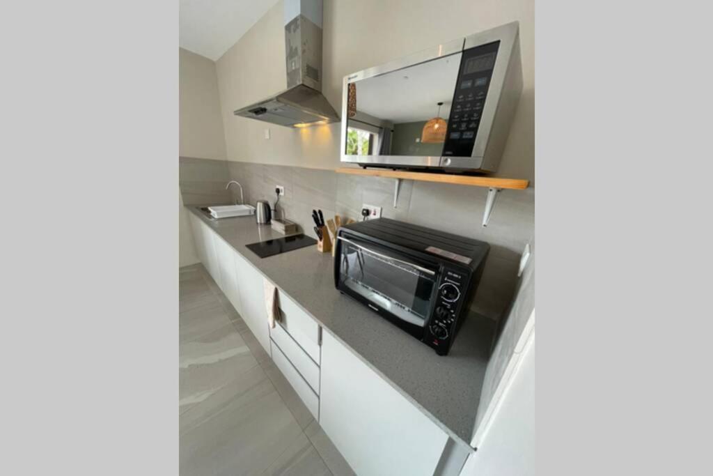 Kuchyň nebo kuchyňský kout v ubytování Bois Mapou Self Catering Apartments Unit 101