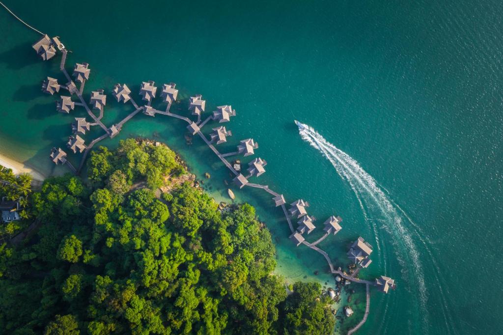 eine Luftansicht einer kleinen Insel im Wasser in der Unterkunft Pangkor Laut Resort - Small Luxury Hotels of the World in Pulau Pangkor