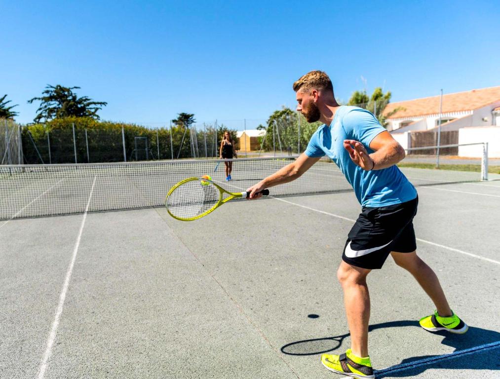 Tenis a/nebo squash v ubytování Hôtel Les Grenettes nebo okolí