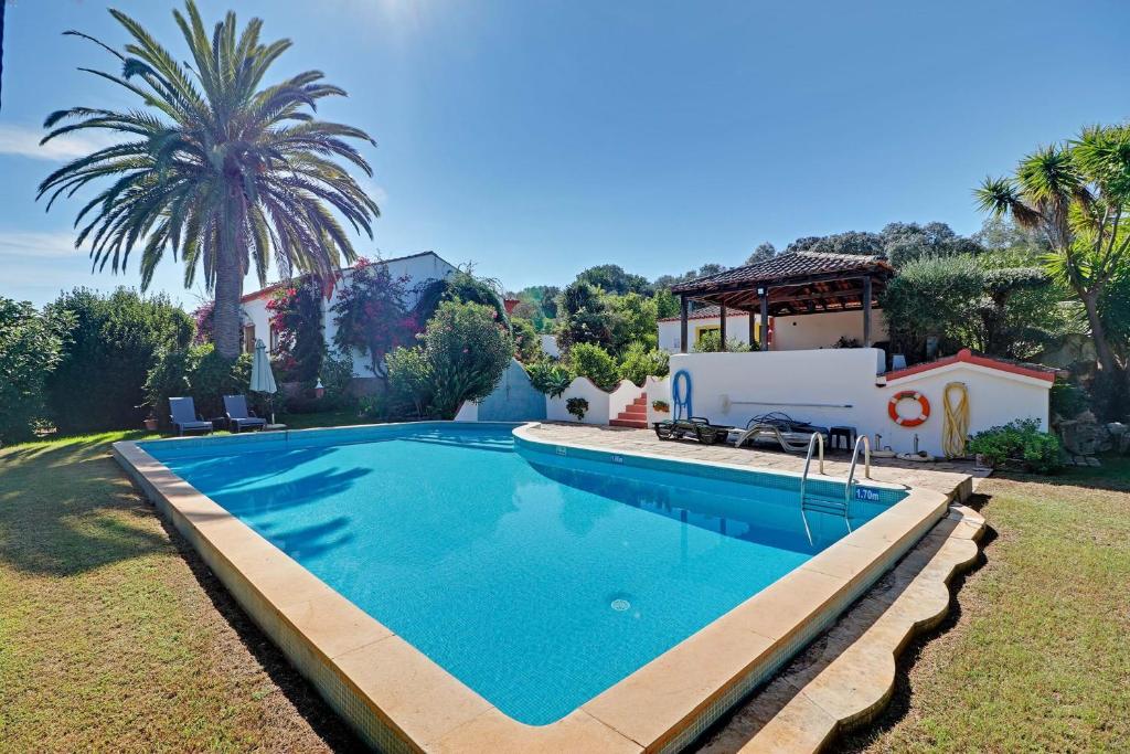 una piscina nel cortile di una casa di Casa Ferrobo a São Brás de Alportel