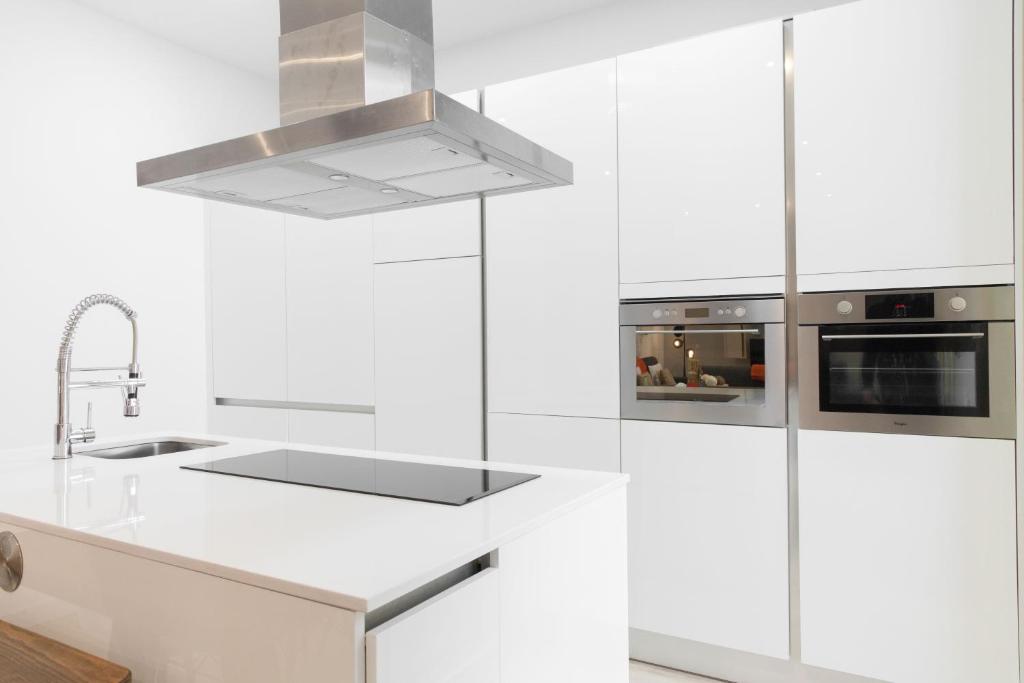 Kuchyň nebo kuchyňský kout v ubytování For You Rentals NEW Design Apartment TEMPORAL Puerta del Sol PRE10C