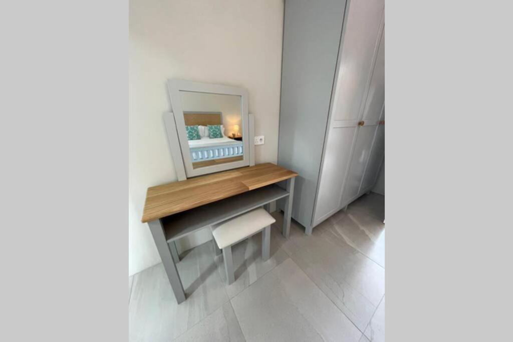 TV a/nebo společenská místnost v ubytování Bois Mapou Self Catering Apartments Unit 201