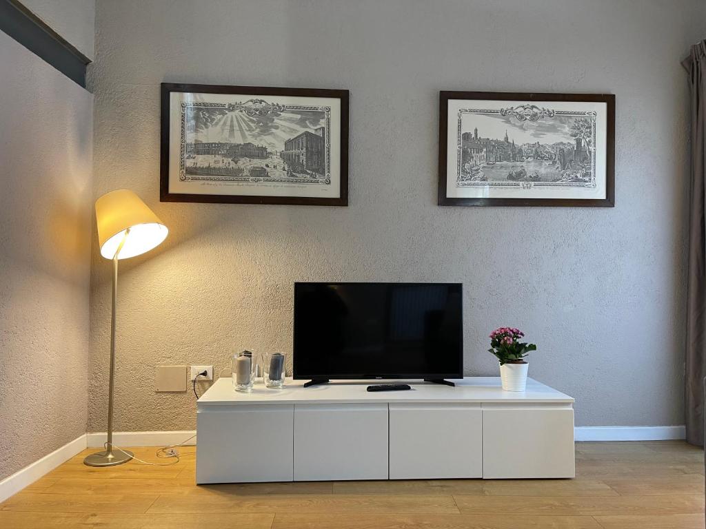 Televízia a/alebo spoločenská miestnosť v ubytovaní Domus Suites Verona