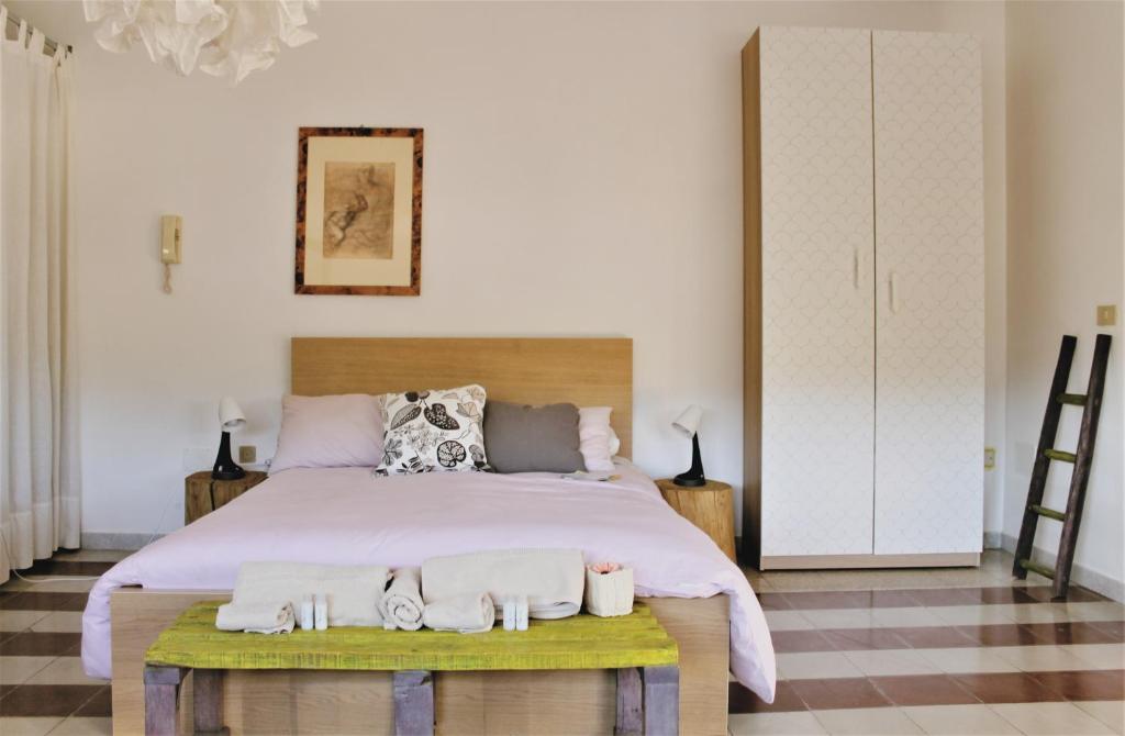 a bedroom with a bed with two towels on a table at B&B Agorà in Biccari