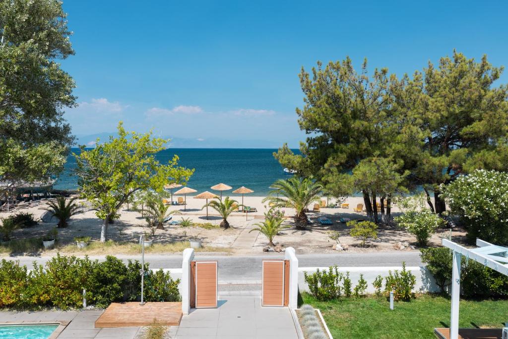 balcone con vista sulla spiaggia di un resort di Elektra Comfort Hotel a Skala Prinos