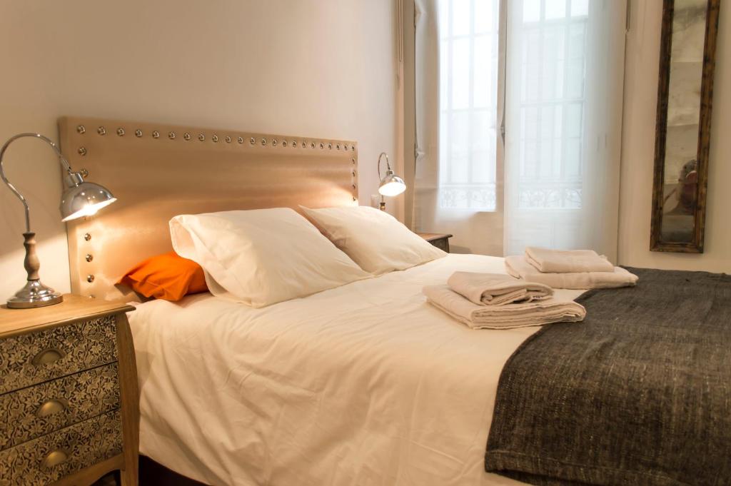 Postel nebo postele na pokoji v ubytování For You Rentals NEW Design Apartment TEMPORAL Puerta del Sol PRE10C