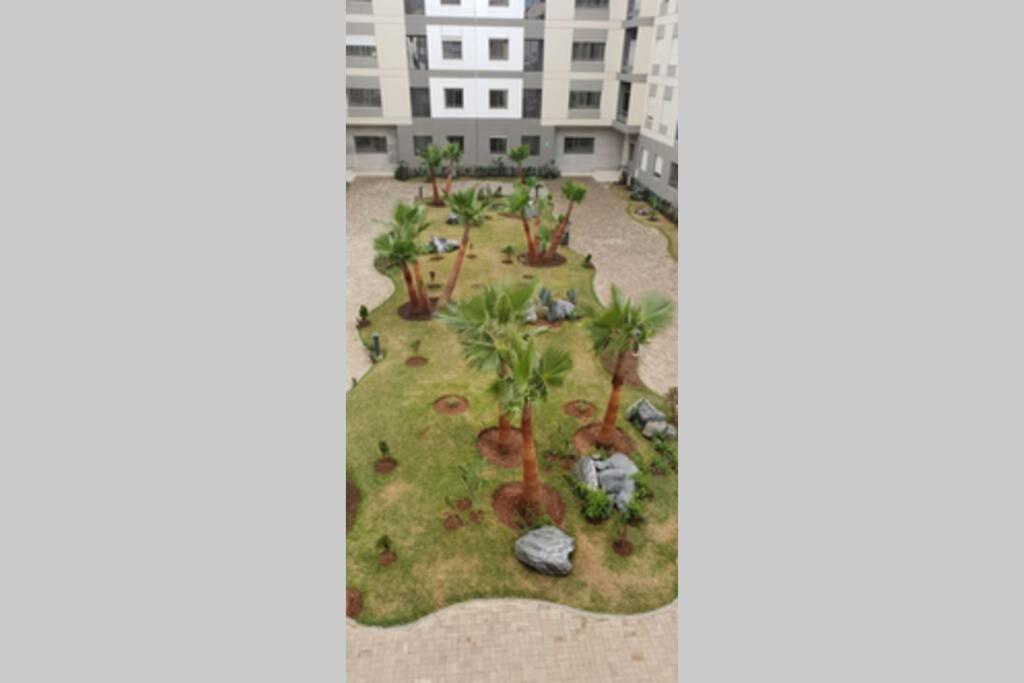 Apartment Near & close to Casablanca Mohammed V International Airport في نواصير: اطلالة على ساحة مبنى