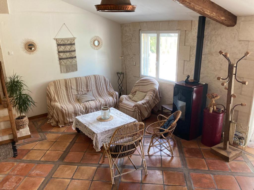 un salon avec un canapé, une table et des chaises dans l'établissement Demeure de charme à la campagne, à Laruscade