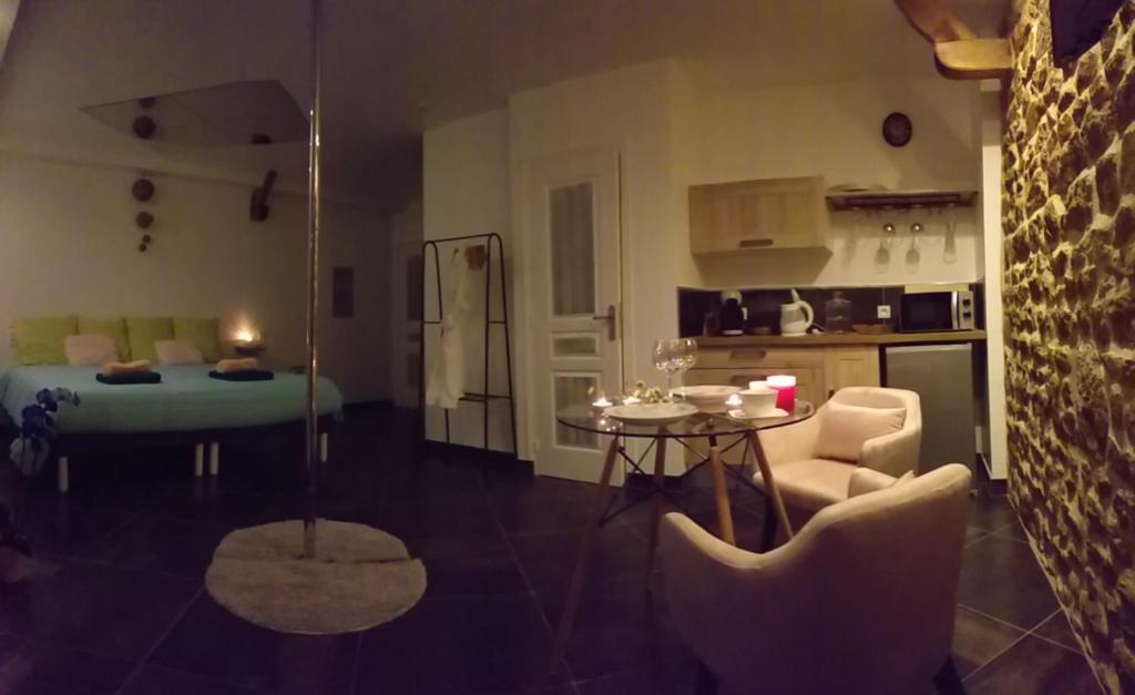 Kuchyň nebo kuchyňský kout v ubytování Le Ptit Spa de L'Abbaye Suite love et Spa privé