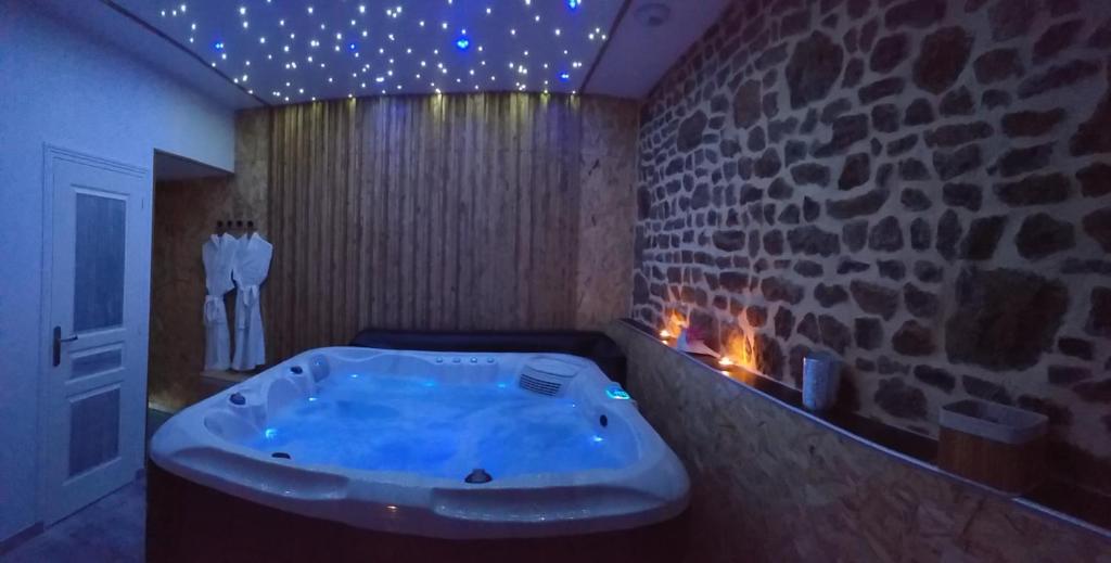 Fotografie z fotogalerie ubytování Le Ptit Spa de L'Abbaye Suite love et Spa privé v destinaci Lonlay-lʼAbbaye