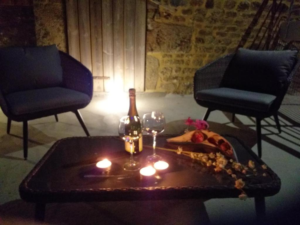 Posezení v ubytování Le Ptit Spa de L'Abbaye Suite love et Spa privé
