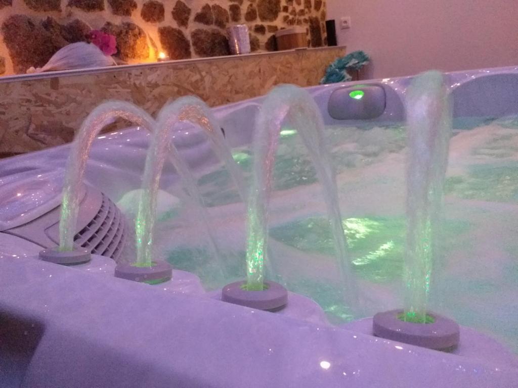 Fotografie z fotogalerie ubytování Le Ptit Spa de L'Abbaye Suite love et Spa privé v destinaci Lonlay-lʼAbbaye