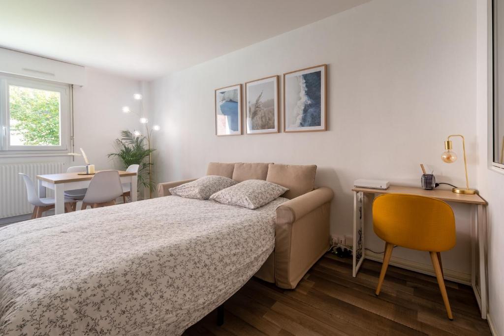 a bedroom with a bed and a desk and a chair at HYGGE - Superbe Apt rénové Rouen Gare avec parking privatif in Rouen