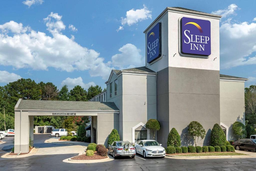 una vista exterior de un concesionario de coches de la posada del sueño en Sleep Inn Henderson I-85, en Henderson
