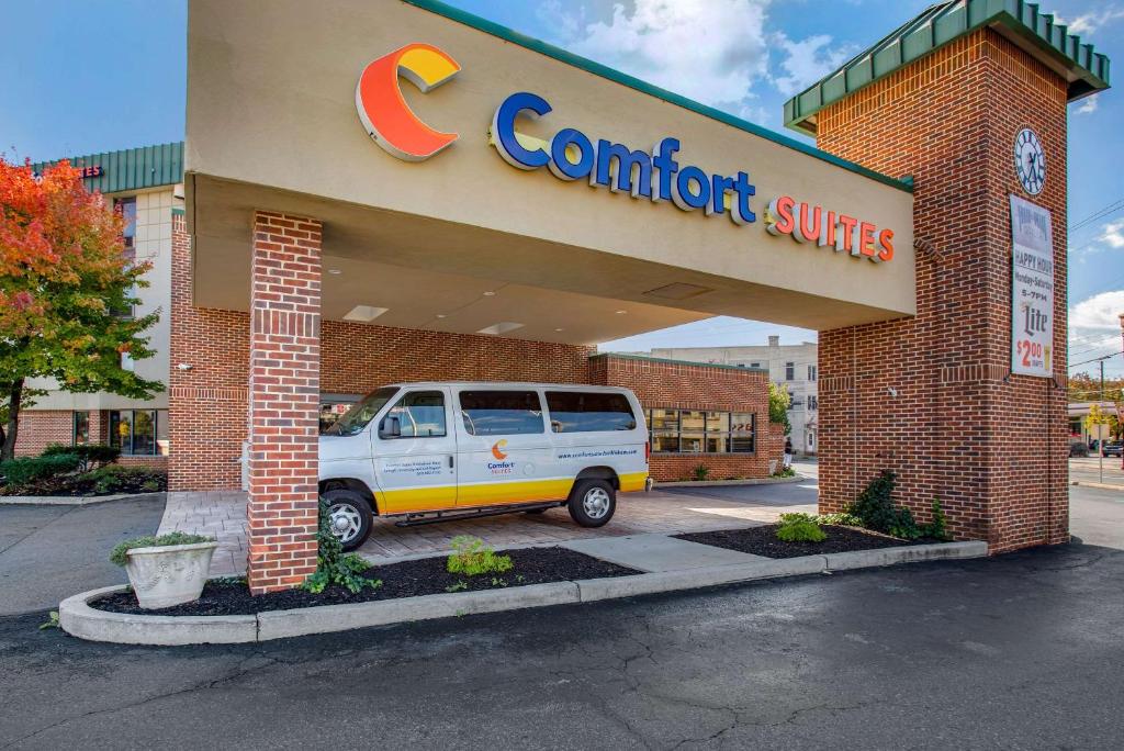 um carro está estacionado fora de uma loja em Comfort Suites Bethlehem Near Lehigh University and LVI Airport em Bethlehem