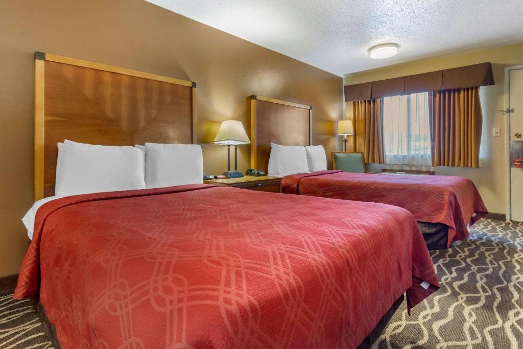 Postel nebo postele na pokoji v ubytování Econo Lodge Ellensburg Near University