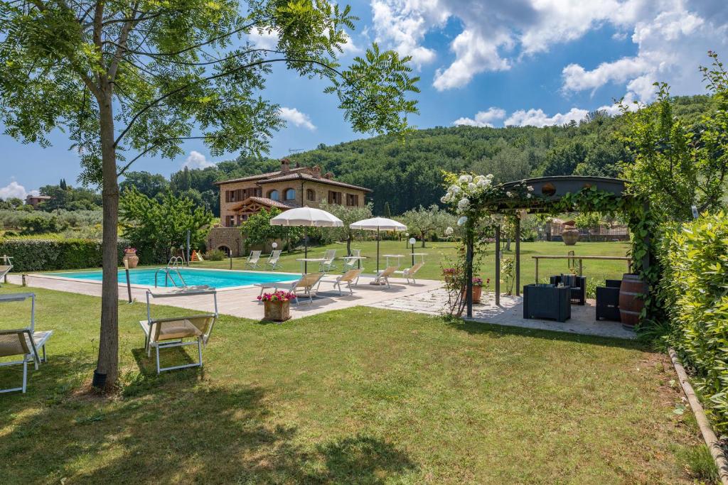 une arrière-cour avec une piscine et une maison dans l'établissement Le Terre Di Nunzio 12, Emma Villas, à Montepulciano