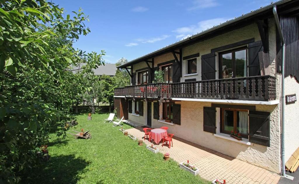 Cette maison dispose d'une cour avec des chaises et d'un balcon. dans l'établissement la levanna, à Les Deux Alpes