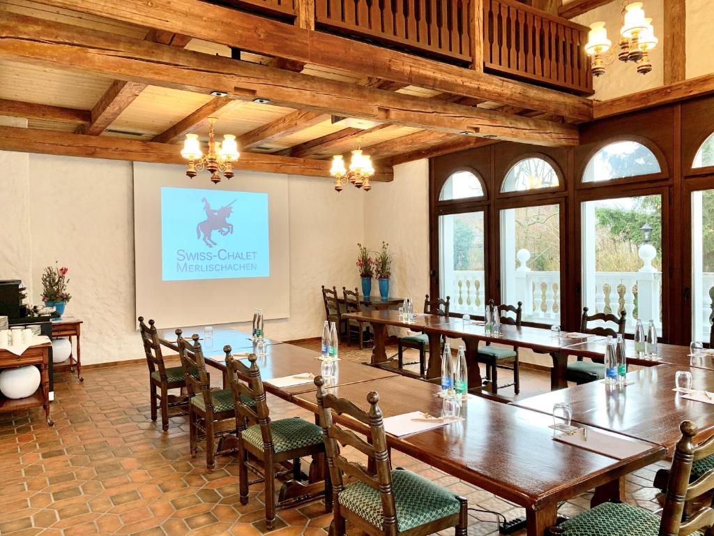 El área de trabajo o centro de convenciones de Swiss-Chalet Merlischachen - Romantik Schloss-Hotel am See